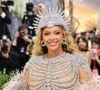 Com diamante raríssimo descoberto em Botsuana, o colar usado por Isabeli Fontana no baile da amfAR já foi usado por Beyoncé no MET Gala 2026