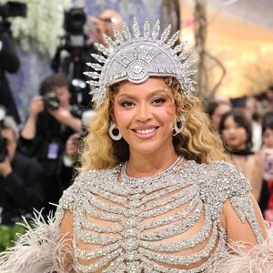 Com diamante raríssimo descoberto em Botsuana, o colar usado por Isabeli Fontana no baile da amfAR já foi usado por Beyoncé no MET Gala 2026