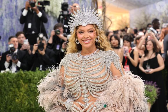 Com diamante raríssimo descoberto em Botsuana, o colar usado por Isabeli Fontana no baile da amfAR já foi usado por Beyoncé no MET Gala 2026