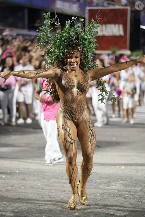 Evelyn Bastos representou uma árvore no 2º ensaio técnico da Mangueira para o Carnaval 2026 em 6 de fevereiro de 2026