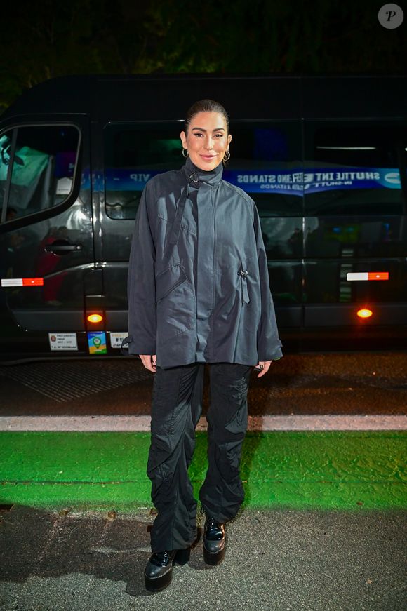The Town 2025: Fernanda Paes Leme se protegeu do frio com uma jaqueta e calça super diferentes