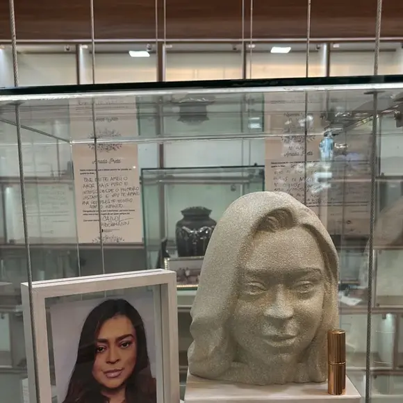 Morte de Preta Gil: parte das cinzas da artista foi colocada em um busto personalizado com o rosto dela no columbário, espaço destinado ao armazenamento de urnas funerárias