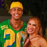 Léo Santana e Lore Improta descobrem sexo do bebê em show, mas detalhe em chá revelação frusta fãs: 'No fim o casal nem se...'