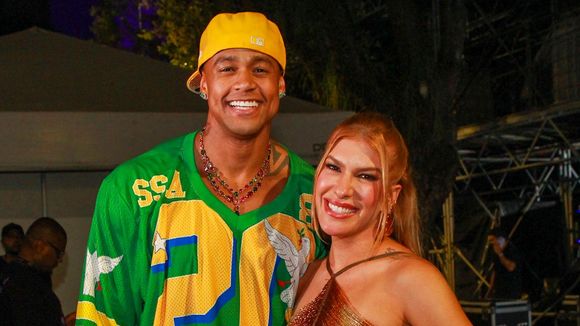 Léo Santana e Lore Improta descobrem sexo do bebê em show, mas detalhe em chá revelação frusta fãs: 'No fim o casal nem se...'
