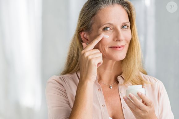 A pele madura pode ter menos rugas com creme Nivea aplicado em massagem facial, afirma expert em beleza