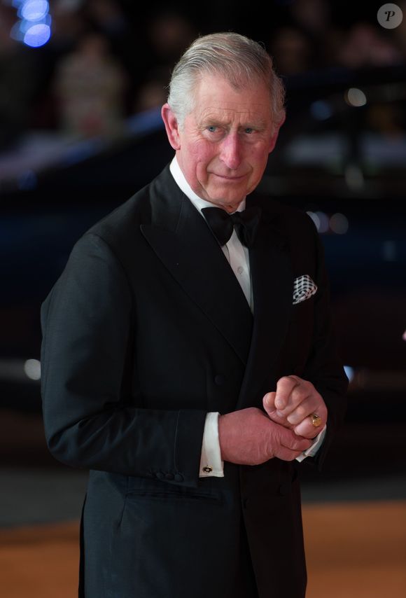 Com câncer há 1 ano, Rei Charles III foi internado recentemente e adiou viagem para a Itália em compromisso com a Família Real