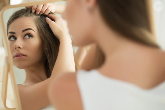 O aumento da caspa no cabelo é notado por muitas mulheres no verão