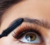 Tons como o vinho e o vermelho aparecem entre os favoritos na maquiagem para olhos mel