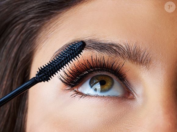 Tons como o vinho e o vermelho aparecem entre os favoritos na maquiagem para olhos mel
