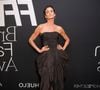 FFW Brasil Fashion Awards 2026: a modelo Carol Ribeiro apostou em um vestido no modelo corset com saia bufante e fenda frontal