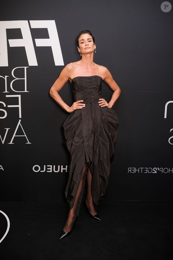 FFW Brasil Fashion Awards 2026: a modelo Carol Ribeiro apostou em um vestido no modelo corset com saia bufante e fenda frontal