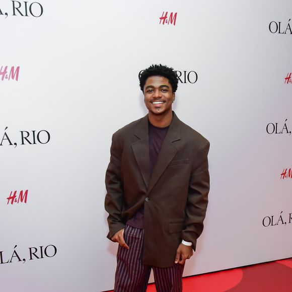 Guthierry Sotero: o ator investiu em um visual de proporções amplas e tons terrosos. A peça central é um blazer oversized marrom de abotoamento simples, usado sobre uma camiseta em tom de berinjela escuro. A parte inferior traz uma calça de alfaiataria com padronagem risca de giz em tons de vinho e cinza, com modelagem solta
