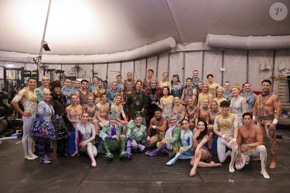 Além de assistir ao espetáculo ‘Alegría’, Ivete Sangalo e as filhas Marina e Helena visitaram os bastidores e posaram com os artistas do Cirque du Soleil