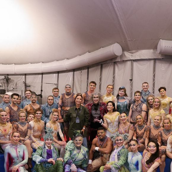 Além de assistir ao espetáculo ‘Alegría’, Ivete Sangalo e as filhas Marina e Helena visitaram os bastidores e posaram com os artistas do Cirque du Soleil