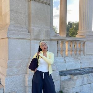 Entre vestidos midi e calças largas, tênis amarelo manteiga se firma como o novo it-item da moda urbana