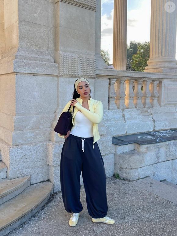 Entre vestidos midi e calças largas, tênis amarelo manteiga se firma como o novo it-item da moda urbana