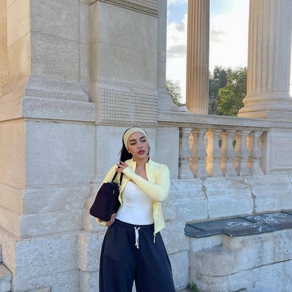 Entre vestidos midi e calças largas, tênis amarelo manteiga se firma como o novo it-item da moda urbana