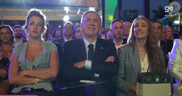 Além da expectativa pela convocação da Seleção Brasileira para a Copa 2026, outro detalhe chamou atenção no evento: o momento em que Carlo Ancelotti surgiu ao lado da esposa e da enteada em clima descontraído antes do anúncio oficial dos jogadores