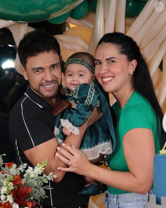 Zezé Di Camargo e Graciele celebram o mesversário em clima familiar e descontraído