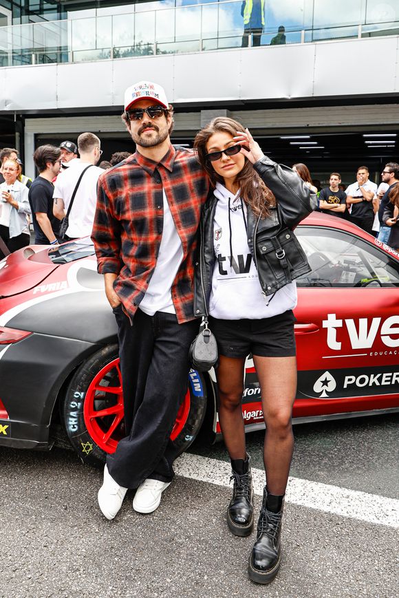 Caio Castro e Vitoria Bohn foram juntos à corrida de carros em SP