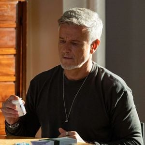 Jaques (Marcello Novaes) em 'Dona de Mim' consegue controle da Boaz e a curatela de Rosa (Suely Franco)