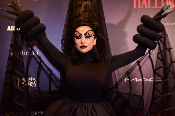 Fantasia de Halloween de Sabrina Sato: em look all black ousado e criativo, a apresentadora virou uma 'aranha'