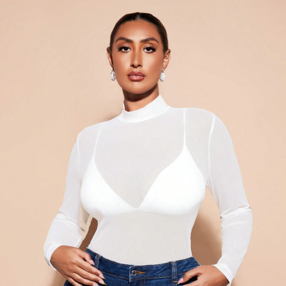 A blusa transparente de gola alta encontrada na Shein, com preços a partir de R$ 40,79, é a aposta ideal para recriar a parte superior sofisticada e sensual do look usado por Ivete Sangalo no palco