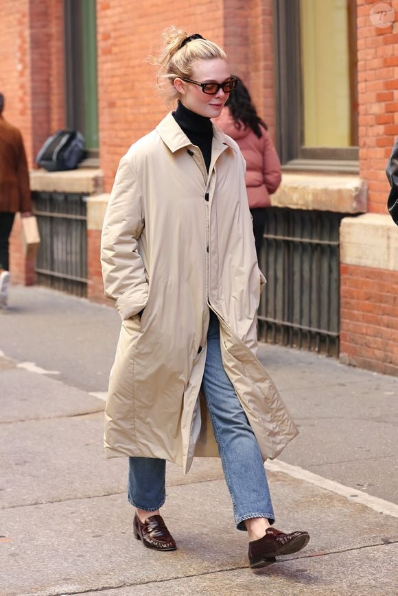 Elle Fanning comprova como mocassim fica elegante em look neutro