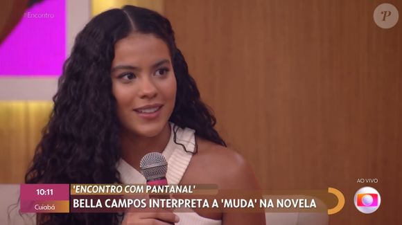 Na novela 'Pantanal', Bella Campos usava o cabelo cacheado longo