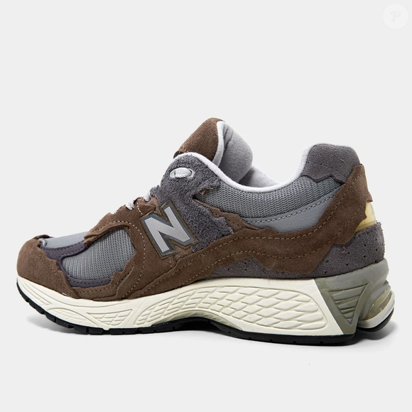New Balance 2002D combina camurça, mesh e tecnologias de amortecimento para garantir estilo e praticidade