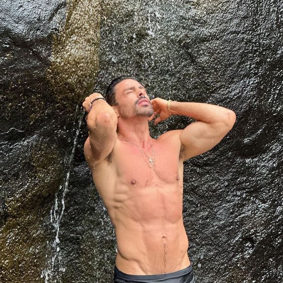 Em uma de suas fotos mais recentes, em uma cachoeira, Cauã Reymond viralizou na web pelo volume