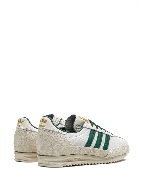 Fugindo dos tradicionais modelos Gazelle e Samba, Anitta supostamente escolheu o retrô Adidas SL72 OG para os ensaios da abertura da Copa do Mundo de 2026. O tênis nas cores branco e verde se tornou um dos destaques do visual da cantora