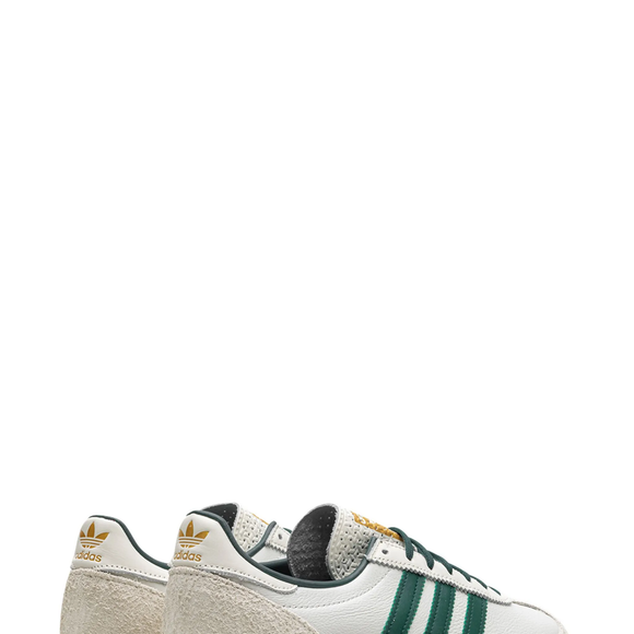 Fugindo dos tradicionais modelos Gazelle e Samba, Anitta supostamente escolheu o retrô Adidas SL72 OG para os ensaios da abertura da Copa do Mundo de 2026. O tênis nas cores branco e verde se tornou um dos destaques do visual da cantora