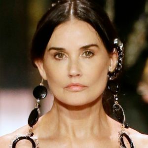 Em 2021, Demi Moore apareceu com o rosto diferente em desfile da Fendi em Paris