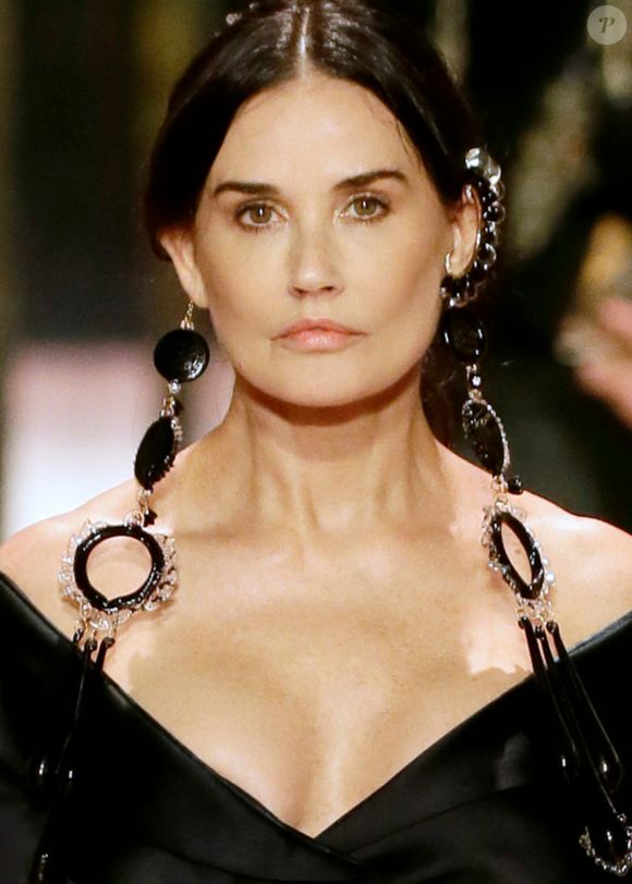 Em 2021, Demi Moore apareceu com o rosto diferente em desfile da Fendi em Paris