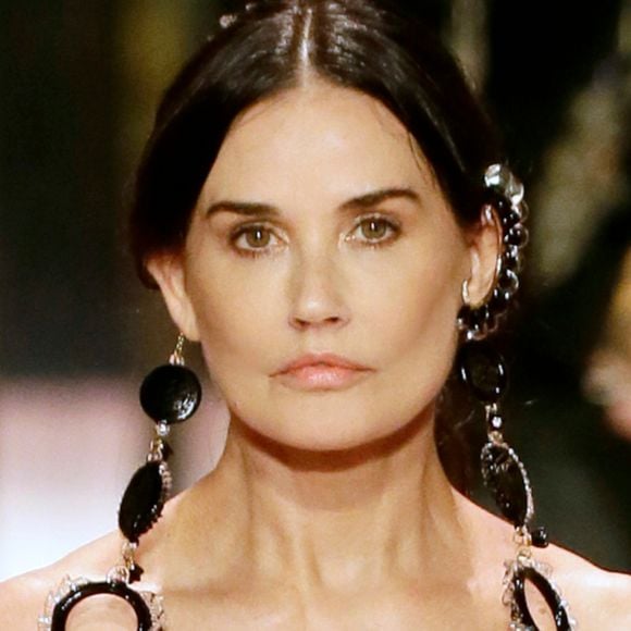 Em 2021, Demi Moore apareceu com o rosto diferente em desfile da Fendi em Paris