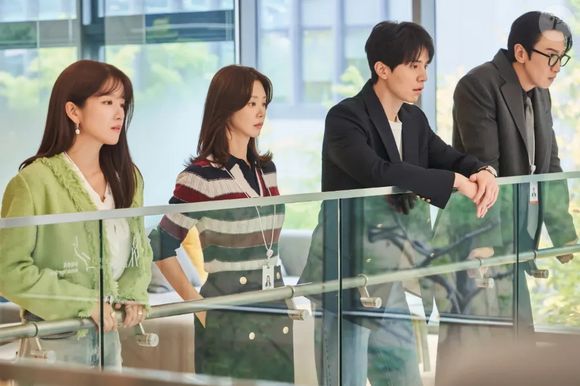Em 'Seguro para Divorciados', Noh Ki-joon é um homem que passou por 3 divórcios e decide criar sua própria empresa