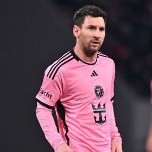 No clube, Lionel Messi voltou a surpreender ao usar um visual inédito até então