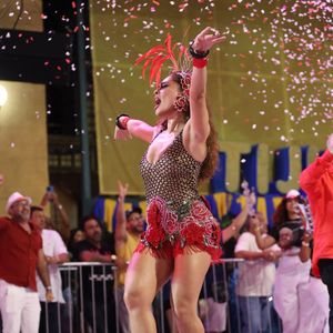 Juliana Paes retorna como rainha de bateria da Viradouro aos 46 anos