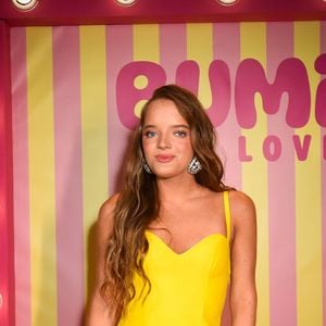 A produção de Rafa Justus para o evento de beleza em São Paulo reuniu brilho, cor e acessórios de grife. O vestido amarelo com cristais chamou atenção, enquanto o salto no mesmo tom e a bolsa da Louis Vuitton completaram o look