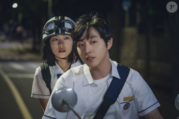 Então, ela tenta entender tudo o que está acontecendo e qual é a relação entre o passado e o presente