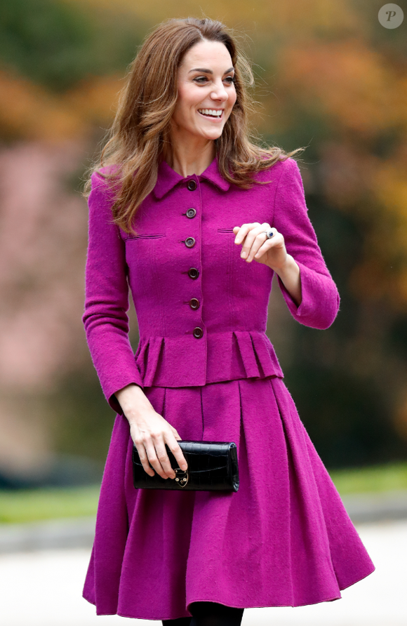 Kate Middleton marcou presença no tradicional almoço de Natal da Família Real Britânica, promovido pelo rei Charles III no Palácio de Buckingham, em Londres, e voltou a chamar atenção pela elegância atemporal.