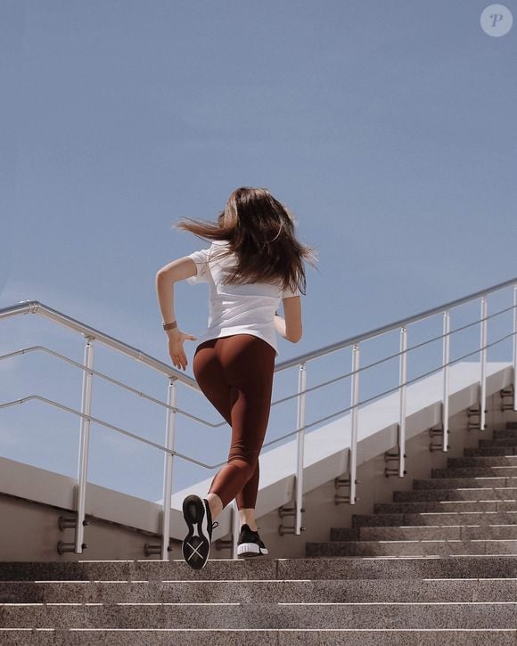 Subir escadas ajuda a tornear os músculos, especialmente os das pernas, e perder calorias no geral