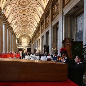 Sepultamento de Papa Francisco: foram impressos no caixão os sigilos de diversos representantes da Igreja Católica, como o cardeal camerlengo da Santa Igreja Romana