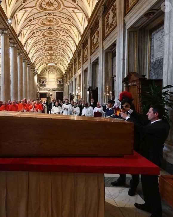 Sepultamento de Papa Francisco: foram impressos no caixão os sigilos de diversos representantes da Igreja Católica, como o cardeal camerlengo da Santa Igreja Romana