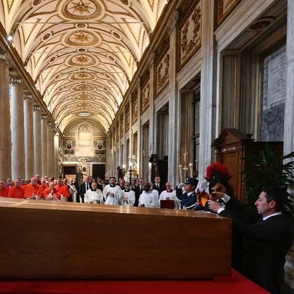 Sepultamento de Papa Francisco: foram impressos no caixão os sigilos de diversos representantes da Igreja Católica, como o cardeal camerlengo da Santa Igreja Romana
