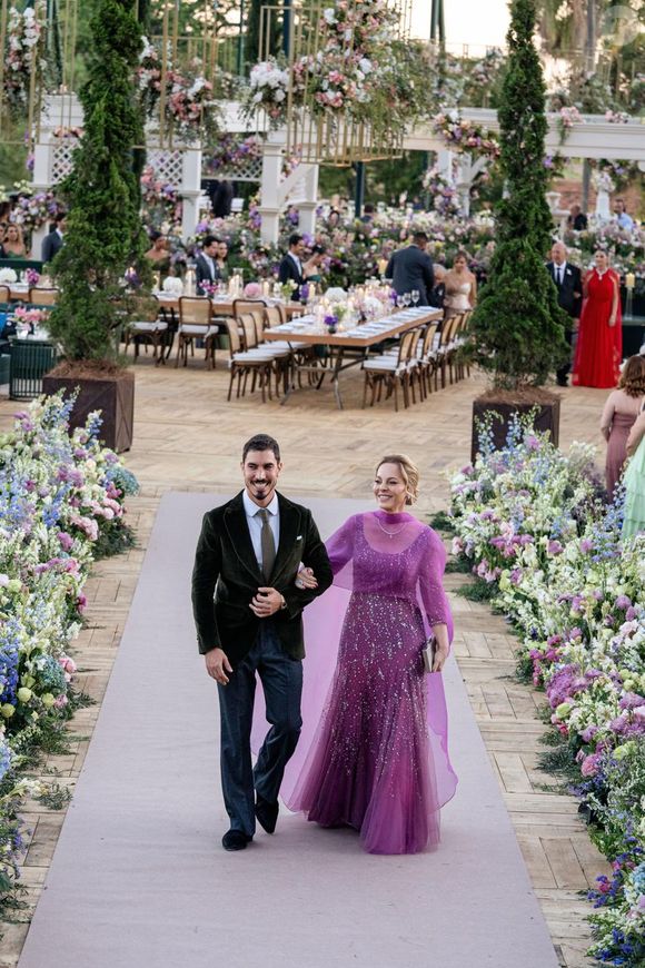 Gabriel David entrou acompanhado da mãe, Fabiola David, no casamento com Giovanna Lancellotti