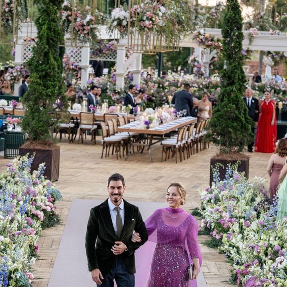 Gabriel David entrou acompanhado da mãe, Fabiola David, no casamento com Giovanna Lancellotti