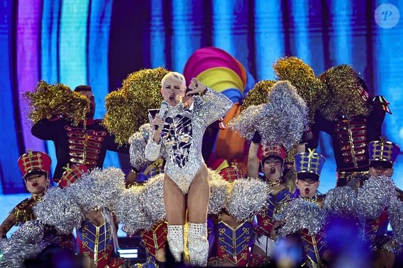 Aos 63 anos, Xuxa ironizou os comentários negativos e afirmou: "Quem não gostou continue divulgando".