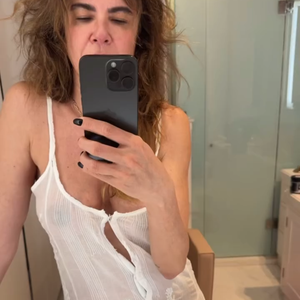 Sem sutiã, Luciana Gimenez comparou os climas do Brasil e dos Estados Unidos, onde estava para curtir férias